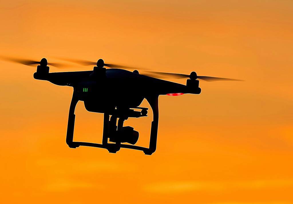 La autonomía es una de las grandes limitaciones de los drones. Estos investigadores proponen cargarlos en pleno vuelo