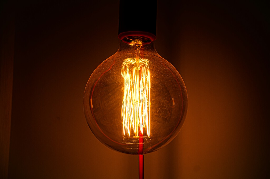 Da igual que tengas una tarifa de la luz con precios fijos baratos. Si la guerra de Irán continúa, al final acabarás pagando más