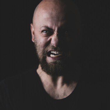 Más que un estereotipo: la explicación científica de por qué algunos hombres de baja estatura reaccionan con más agresivida