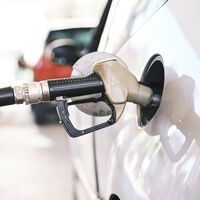 El litro de gasolina ya cuesta dos euros en España: el precio de los carburantes bate nuevos récords