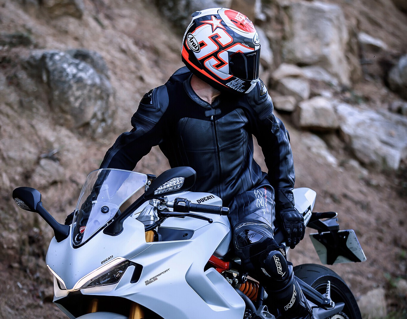 Il existe de nombreux cas de pilotes qui se sont détachés de certaines marques de casques pour être partis avec Arai, sans se soucier de l'argent. La raison ? Sa forme d'œuf, telle quelle