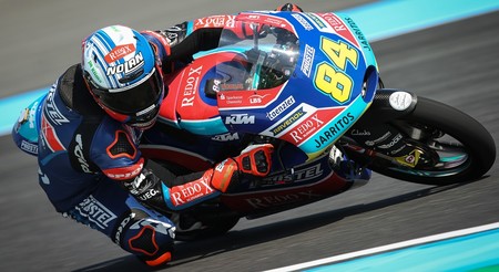Jakub Kornfeil manda y Marco Bezzecchi mete presión a Jorge Martín en Motegi