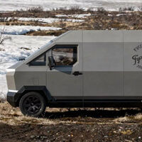 Solo hay algo más intimidante, peligroso y fuera de las regulación viaria que un Cybertruck: un Cybertruck ruso