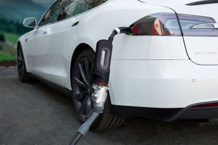 Tesla baja el precio de su adaptador CHAdeMO