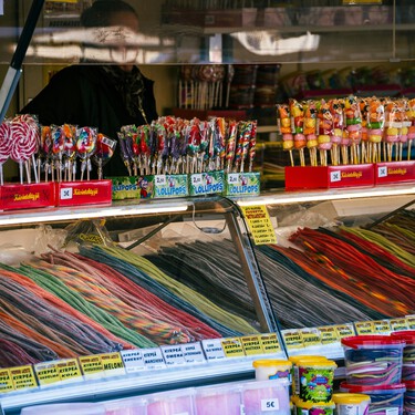 La industria de las chuches se ha dado cuenta de que hay algo mejor que vender caramelos a niños: ir a por adultos nostálgicos