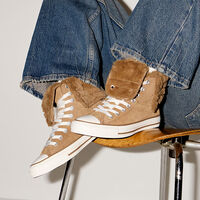 Adiós, Skechers: las zapatillas Converse más calentitas son estas botas de pelo que no te quitarás en todo el invierno