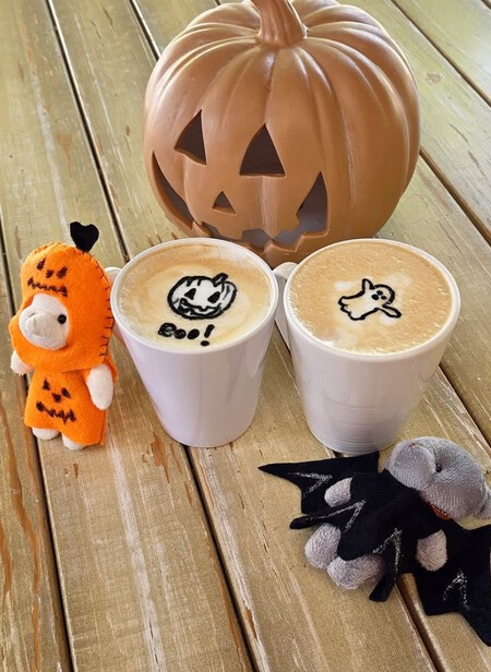 En esta cafetería de CDMX tu bebida viene con un peluche incluido (y todos quieren uno)