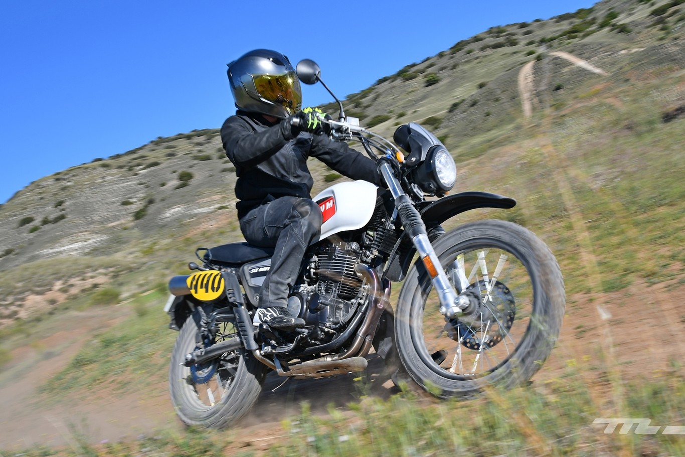 Probamos la SWM Six Days 440: una moto trail pura para el carnet A2, sencilla y asequible