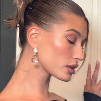 El "clean look" está arrasando entre las jóvenes de la generación Z. Y también las está dejando calvas