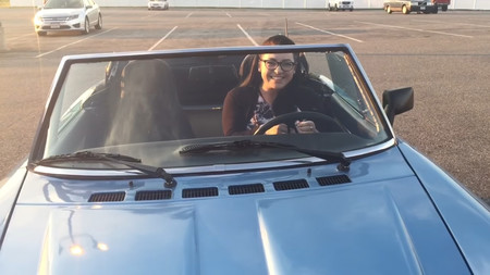 El vídeo cuqui del día viene cuando a esta moza le regalan el Fiat 2000 Spider que siempre soñó tener