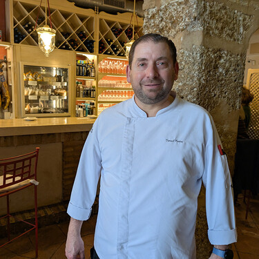 Era el cocinero del más famoso restaurante de producto de Sevilla. Hace cuatro años se fue a Carmona y ha conseguido que se ponga de moda 