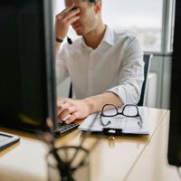 Una empresa intentó probar la semana de cuatro días. Terminó despidiendo a un empleado por dobletear 