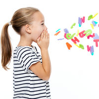 Mi hijo grita mucho cuando habla: por qué lo hace y cómo conseguir que rebaje su tono de voz