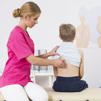 Estos son los cinco problemas más comunes en la columna de los niños: cuándo acudir al pediatra 