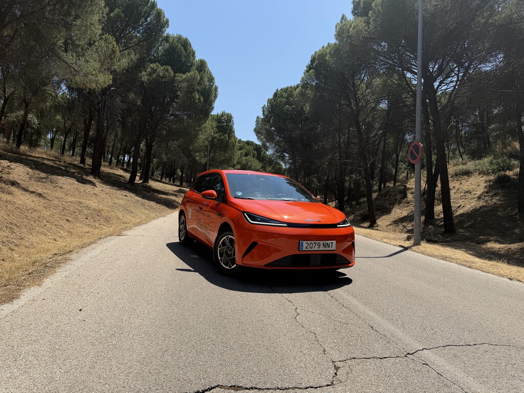El BYD Dolphin G DM-i es su primer coche diseñado por y para Europa. Lo hemos probado y tenemos algo que decir: es una bomba