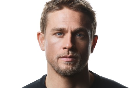 Charlie Hunnam protagonizará 'Shantaram', una serie de Apple TV+