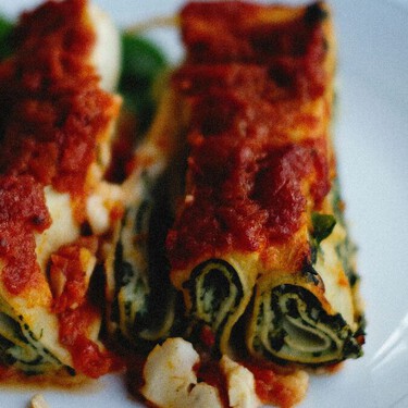 Estos canelones de queso y espinacas quedan cremosos, dorados y llenos de sabor
