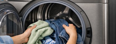 Cuando la ropa sale áspera de la secadora, el culpable siempre suele ser el mismo: este ajuste cambia el resultado 
