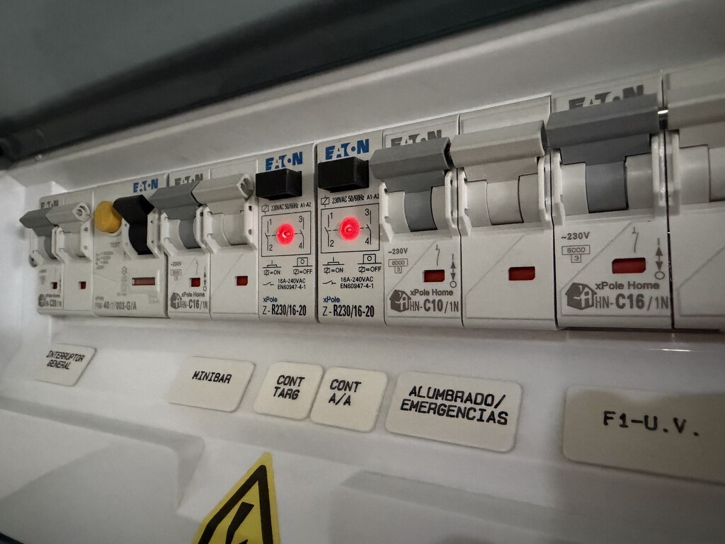 El electricista me avisó: “De todos los interruptores del cuadro eléctrico, baja todos menos este si te vas de casa” 