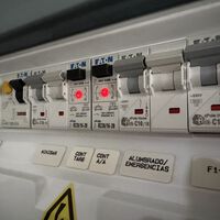 Así me avisó el electricista para evitar sustos: “Baja todos los interruptores menos este si te vas de casa”