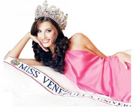 Piden que le sea retirado el título de Miss Universo a Stefania Fernández