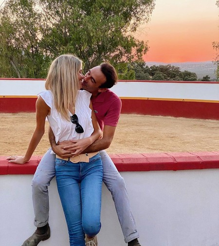 Capea de pasión: Ana Soria sube foto con Enrique Ponce donde hacen la cucharita y se dan besito de esquimal