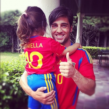 Bustamante y su hija, totalmente equipados, animando a 'La Roja'