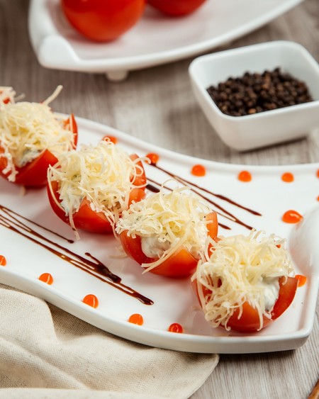 Jitomates rellenos con queso gratinado. Receta fácil para el desayuno