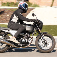 La Hanway Muscle 125 es una moto retro para el carnet A1 que cuesta menos de 2.000 euros, pero solo en enero