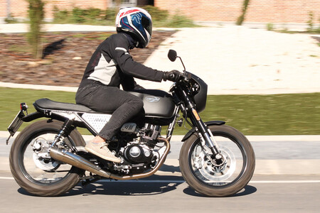 La Hanway Muscle 125 es una moto retro para el carnet A1 que cuesta menos de 2.000 euros, pero solo en enero