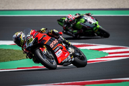 Álvaro Bautista da un mazazo al mundial de Superbikes cerrando el doblete en Misano; Xavi Vierge, al hospital