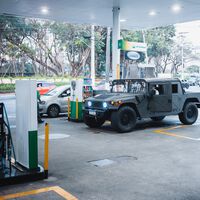 El barril de Brent baja de los 100 dólares: la volatilidad del mercado del crudo que el consumidor siempre paga