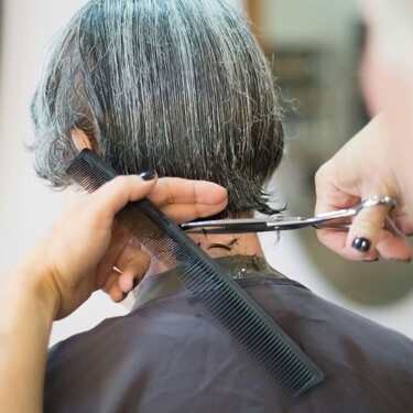 Pelo corto a los 50: los cortes y peinados más rejuvenecedores y fáciles de hacer que no te harán perder ni un minuto