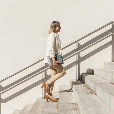 Si pasas todo el día sentado, una hora de ejercicio no basta. Las claves para moverte más casi sin darte cuenta