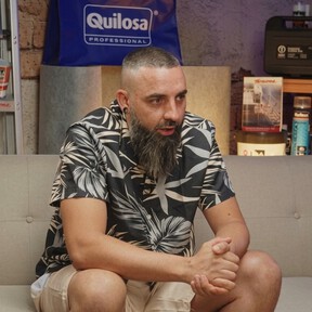 Jorge, de llevar un bar a reconvertirse en fontanero a sus 43 años: "Nunca es tarde para aprender si tienes ganas, y sobre todo, teniendo en cuenta que a un tío de 40 le quedan al menos 25 años de curro"