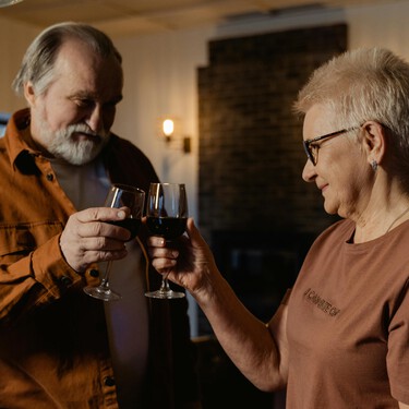 Ni gimnasio ni genética: el secreto para llegar a los 100 años está en las relaciones sociales, según un experto en longevidad