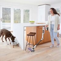 Parece Dyson pero es aún mejor: la aspiradora sin cable potente y ligera que se vacía sola y limpia hacia atrás