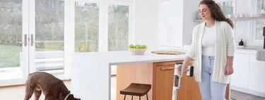 Dyson parece pero es aún mejor: la aspiradora sin cable potente y ligera que se vacía sola y limpia hacia atrás