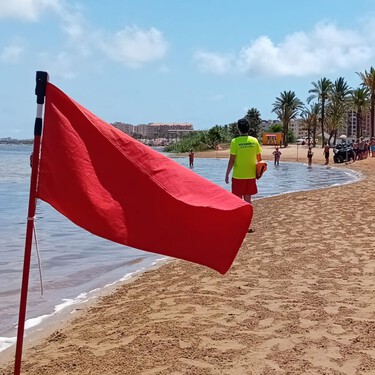 Un chapuzón en E. coli: prohíben el baño en una playa de Cartagena por detectarse bacterias fecales en el agua