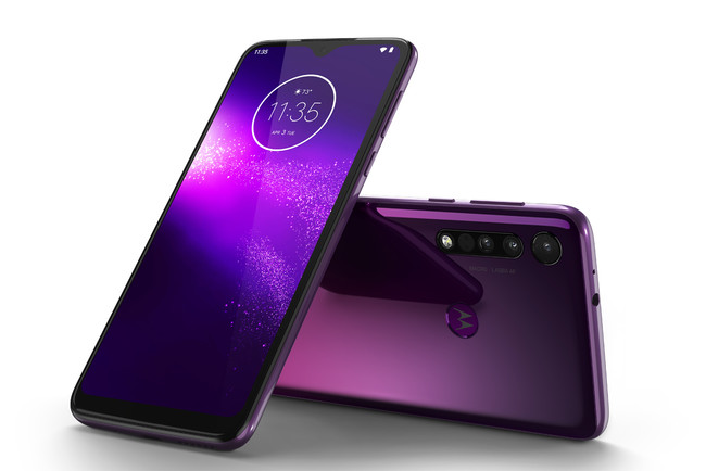 Motorola One Macro 02