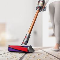Dyson está liquidando una de sus aspiradoras sin cables para limpiar rápido y fácil toda la casa, por 120 euros menos 
