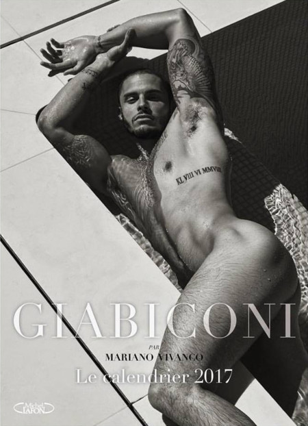 Baptiste Giabiconi sube la temperatura en Instagram al posar desnudo para un nuevo calendario