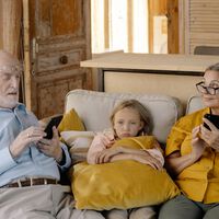 Abuelos tóxicos: cinco conductas que interfieren en nuestra crianza y cómo poner límites 