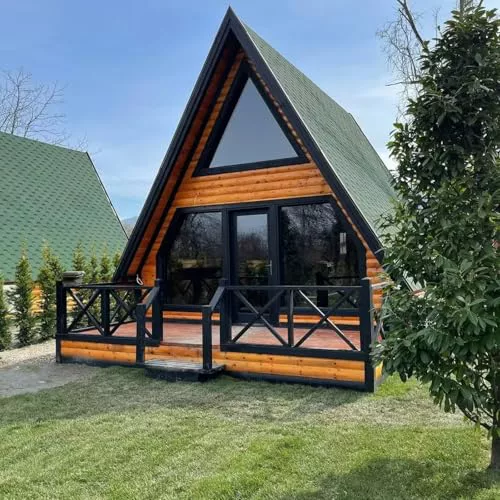 Casa triangular expandible con paneles de pared aislados y porche cubierto
