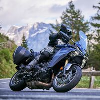 Probamos la Yamaha Tracer 9 GT+: el truco japonés para viajar mejor en moto no es más potencia, sino más comodidad y muchísima tecnología 