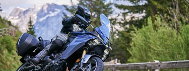 Probamos la Yamaha Tracer 9 GT+: el truco japonés para viajar mejor en moto no es más potencia, sino más comodidad y muchísima tecnología