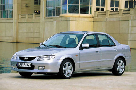 ¿Se puede hacer el amor en un Mazda 323?