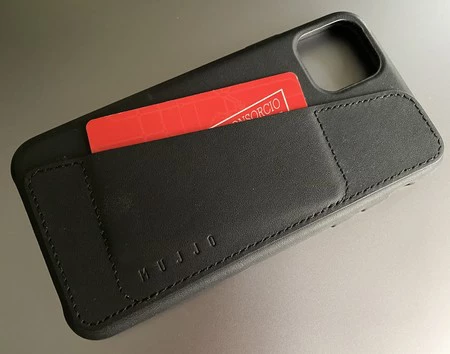 カード ホルダーには 1 枚または 2 枚のカードが収まり、財布のことを忘れてパスや ID を保管するのに理想的な場所です。