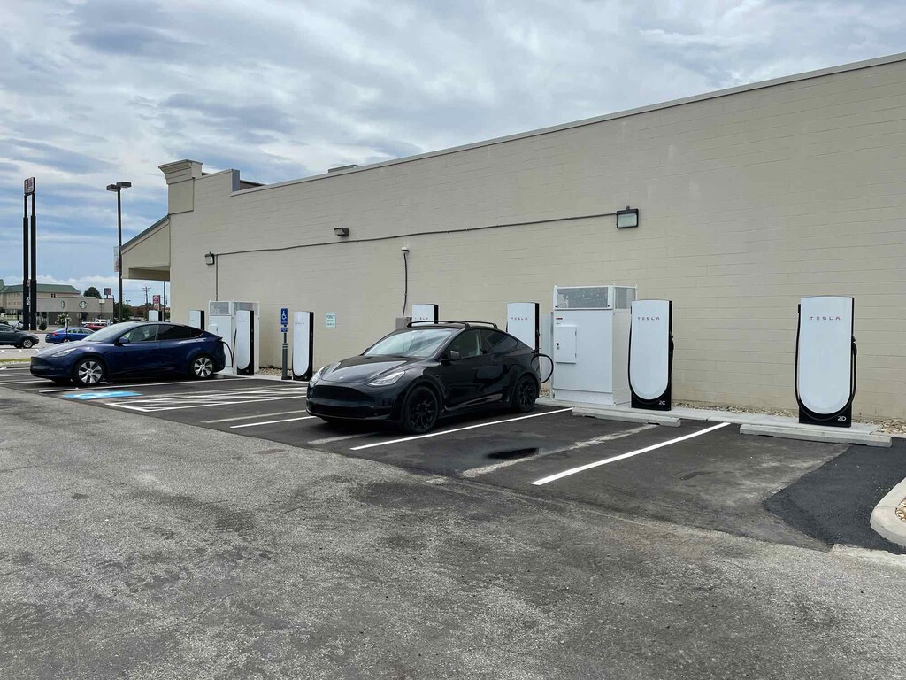 Algunos dueños de Tesla pensaron que una toalla húmeda les ahorraba mucho tiempo de carga. Tesla ha tenido que explicar lo obvio