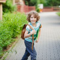 Esta es la edad a la que un niño puede empezar a ir solo al colegio